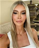 **The Rise of Sophia Hutchins in the Modeling World**